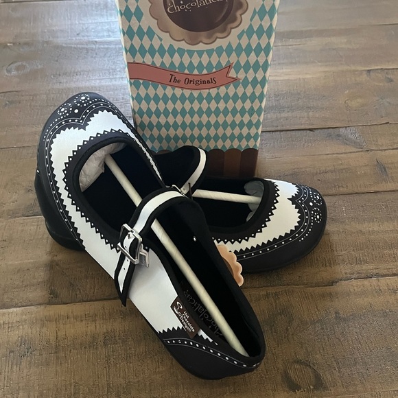 New Comfortable Fabric Women's Mary Jane Flats
Black and white - woman’s size 8. - Picture 3 of 6